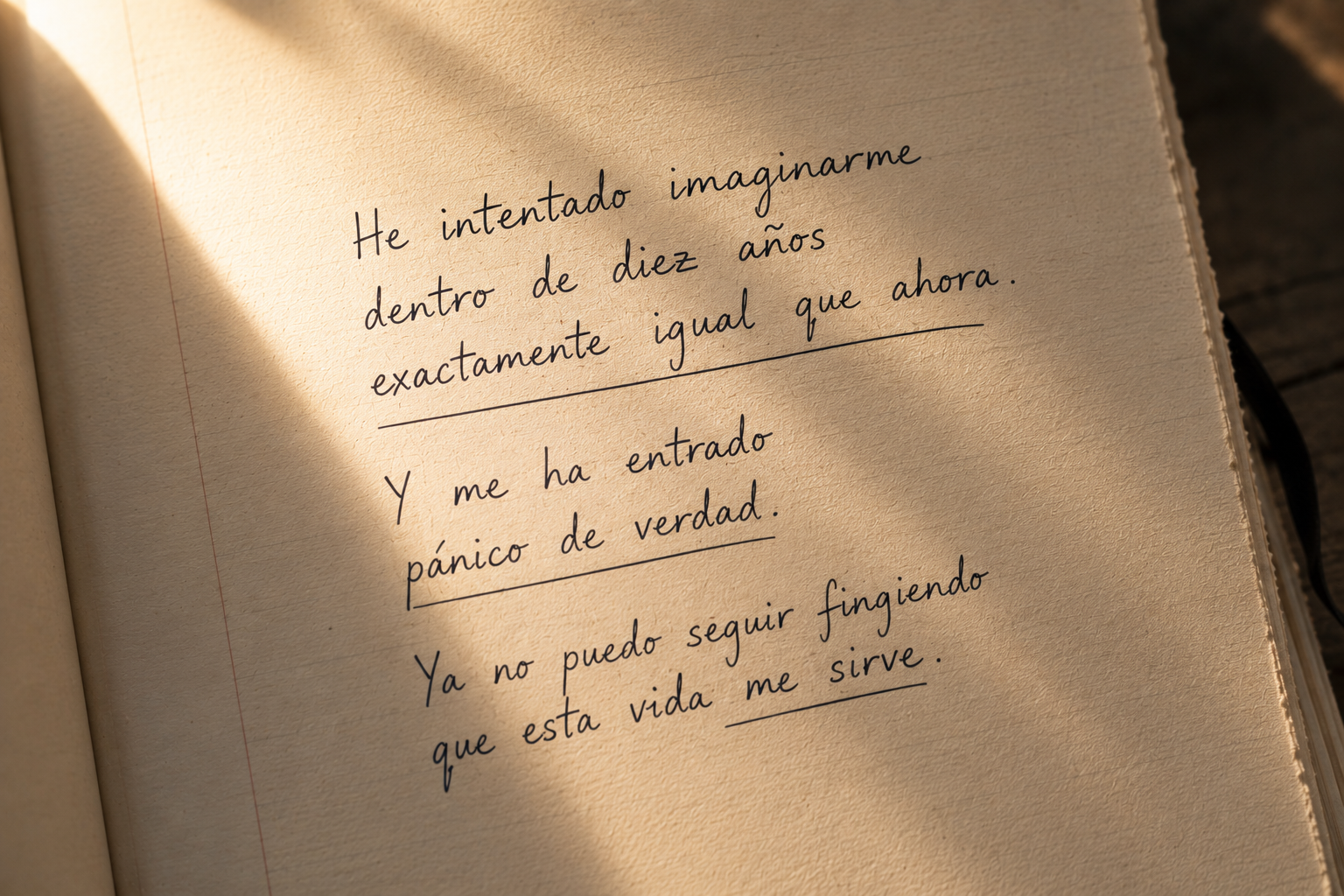 Fragmento editorial manuscrito sobre papel crema con luz cálida.